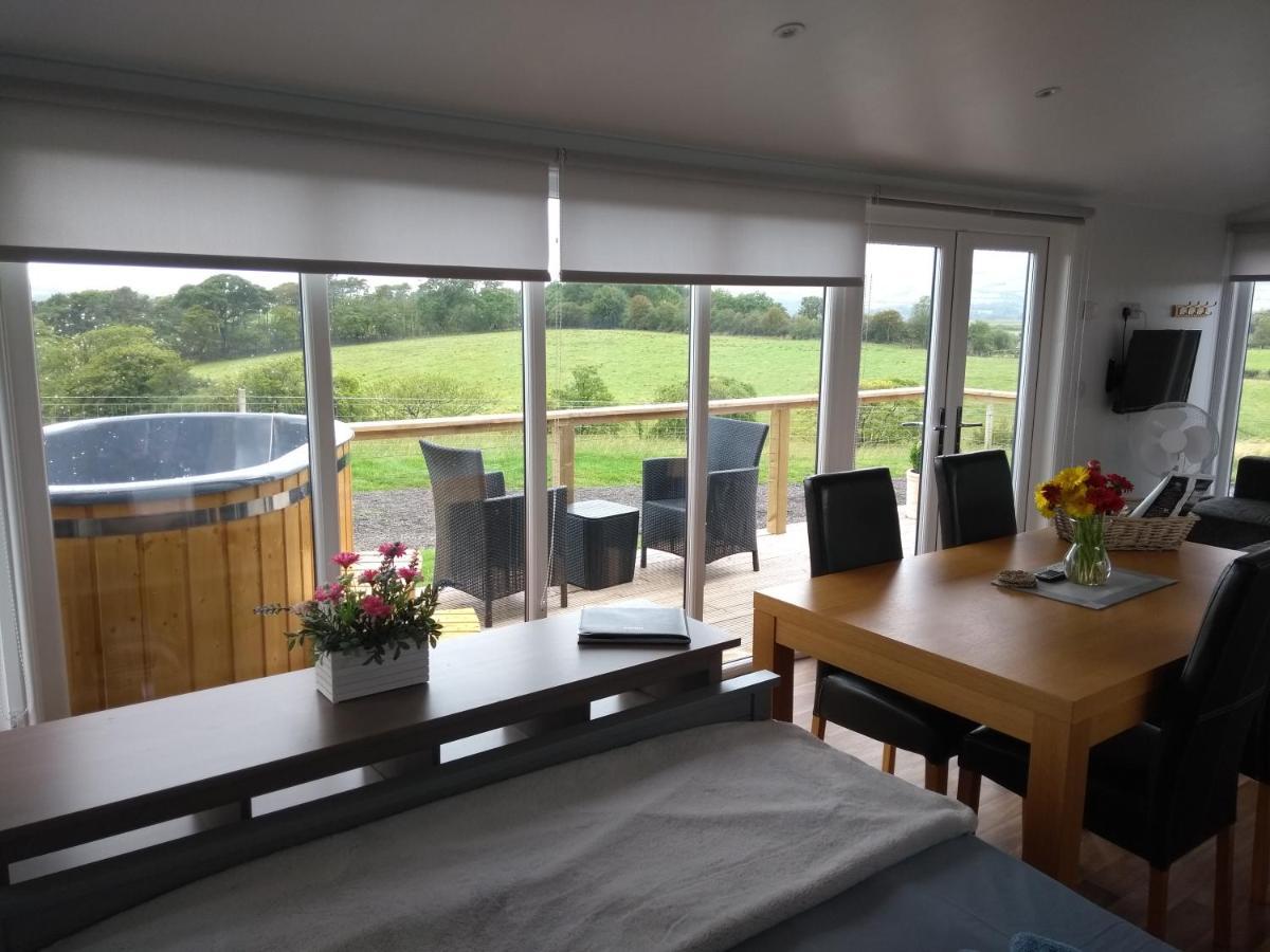 Cleeves Cabins Ailsa Luxury Lodge With Hot Tub Dalry  Экстерьер фото