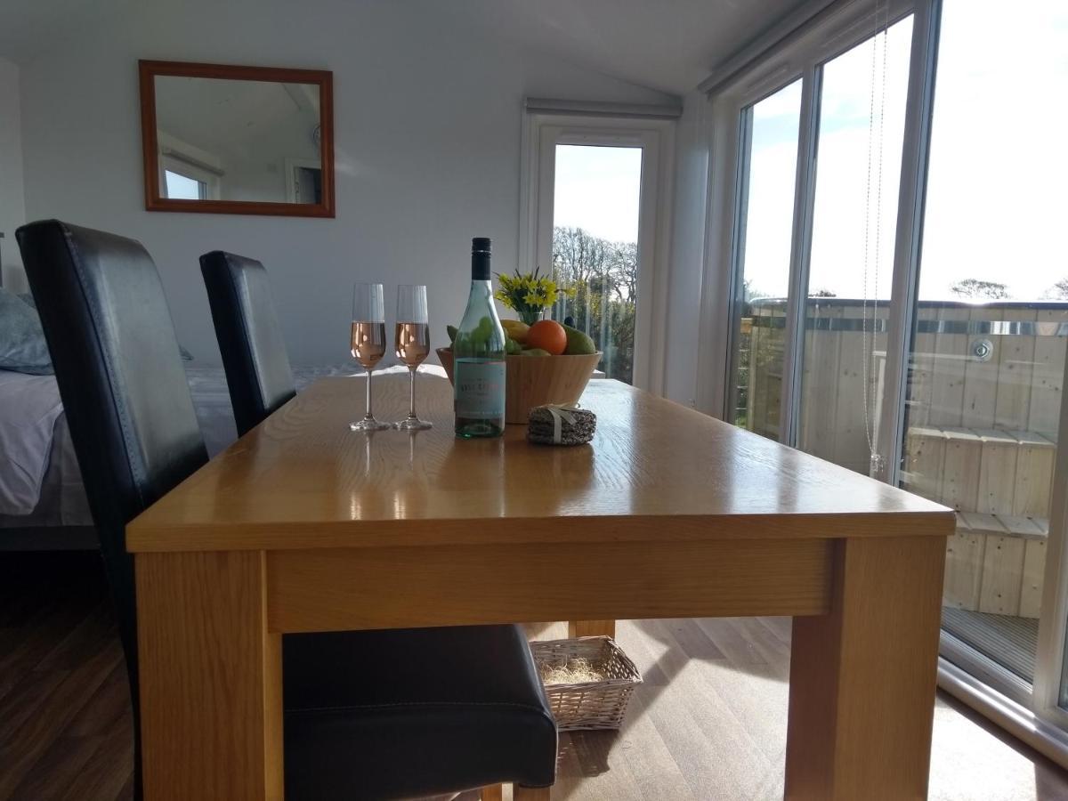 Cleeves Cabins Ailsa Luxury Lodge With Hot Tub Dalry  Экстерьер фото