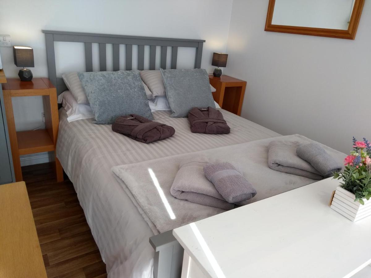 Cleeves Cabins Ailsa Luxury Lodge With Hot Tub Dalry  Экстерьер фото