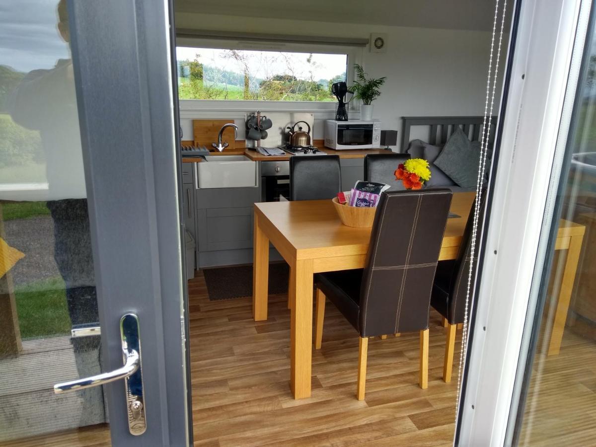 Cleeves Cabins Ailsa Luxury Lodge With Hot Tub Dalry  Экстерьер фото
